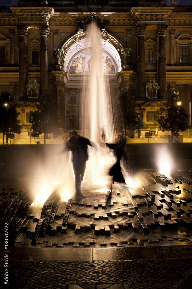 Silhouette eines tanzenden Pärchens im Brunnen vor dem Berliner