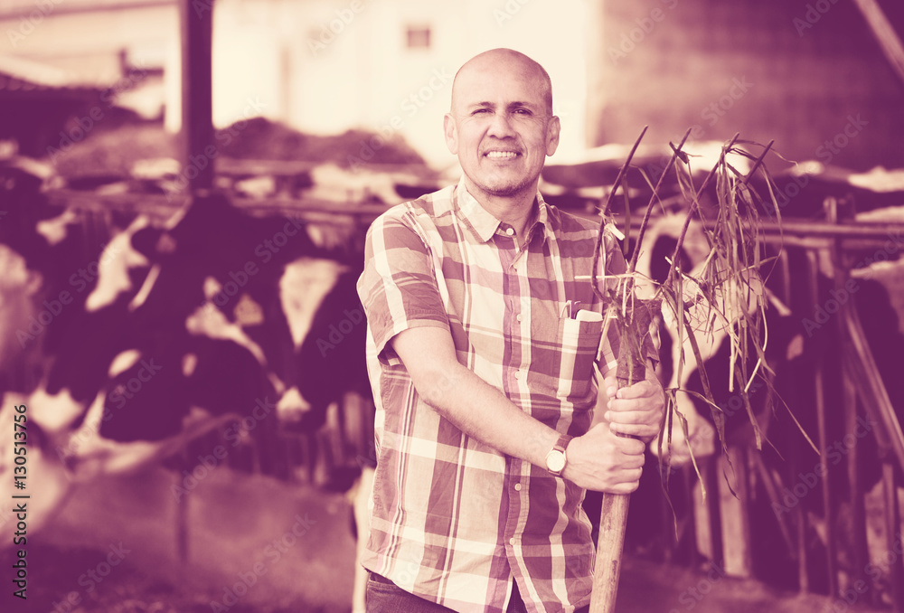 Obraz premium worker collecting grass