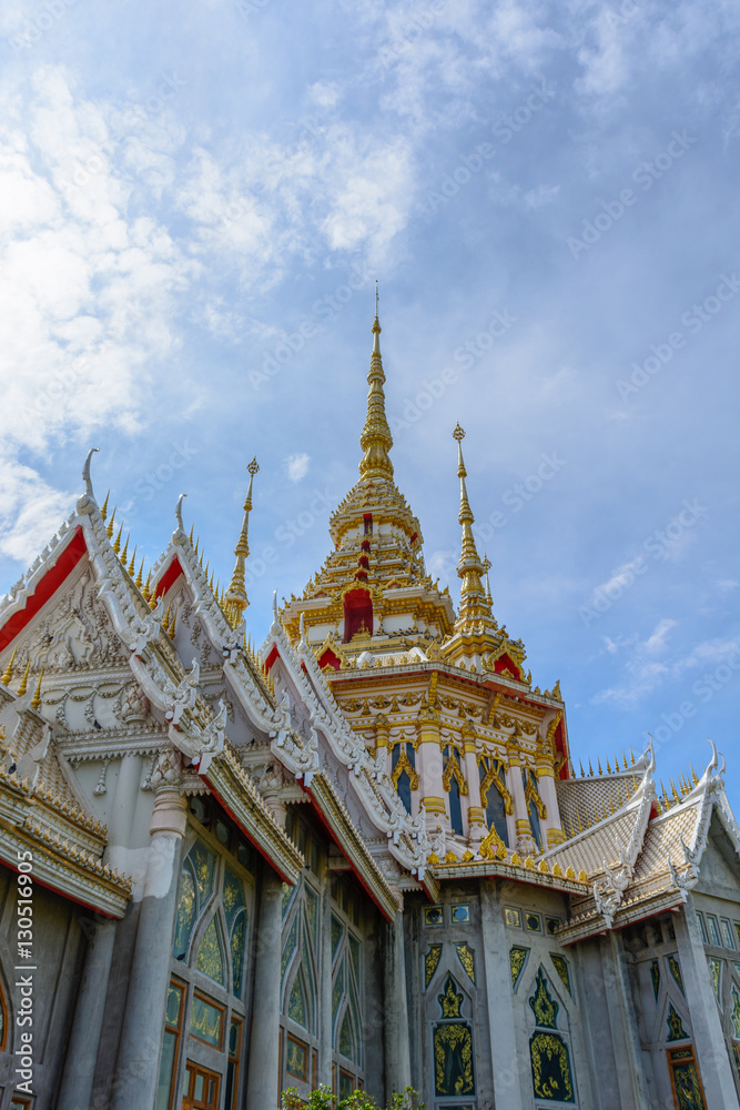 Fototapeta premium Wat Luang Pho To, Nakhon Ratchasima thai temple blue sky
