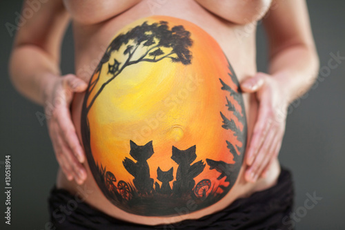 Bemalter Babybauch mit Fuchsfamilie   Pregnant Woman with Bodypainting