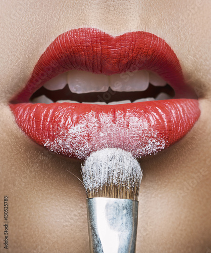 Lippen mit Pinsel und Puder Lippenstift photo