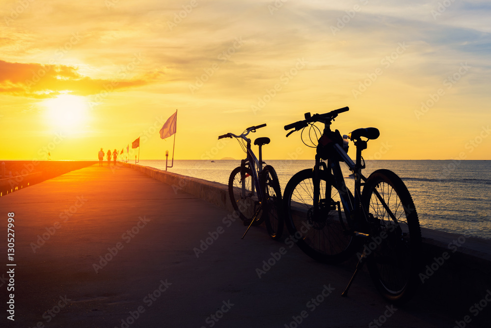 Fototapeta premium Silhouette Bicycle with beautiful landscape at sunset