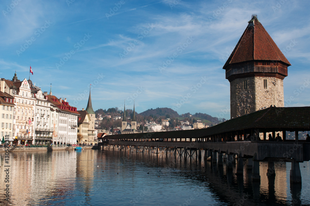 Naklejka premium Svizzera, 08/12/2016: lo skyline di Lucerna con vista della Torre dell'Acqua costruita nel 1300 come parte dell Ponte della Cappella e impiegata come archivio, tesoreria, prigione e camera di tortura