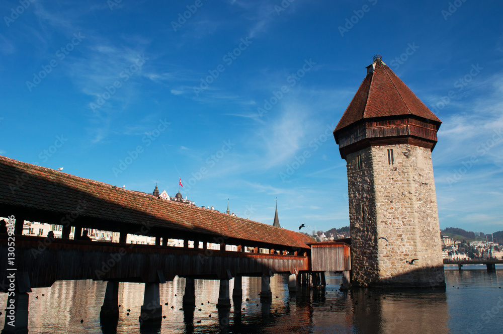 Svizzera, 08/12/2016: lo skyline di Lucerna con vista della Torre dell'Acqua costruita nel 1300 come parte dell Ponte della Cappella e impiegata come archivio, tesoreria, prigione e camera di tortura