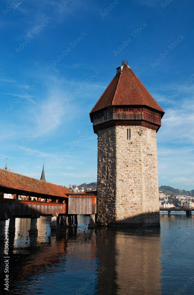 Svizzera, 08/12/2016: lo skyline di Lucerna con vista della Torre dell'Acqua costruita nel 1300 come parte dell Ponte della Cappella e impiegata come archivio, tesoreria, prigione e camera di tortura