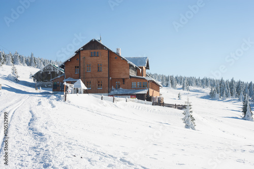 Schronisko pod Śnieżnikiem w zimowej scenerii, Kotlina Kłodzka