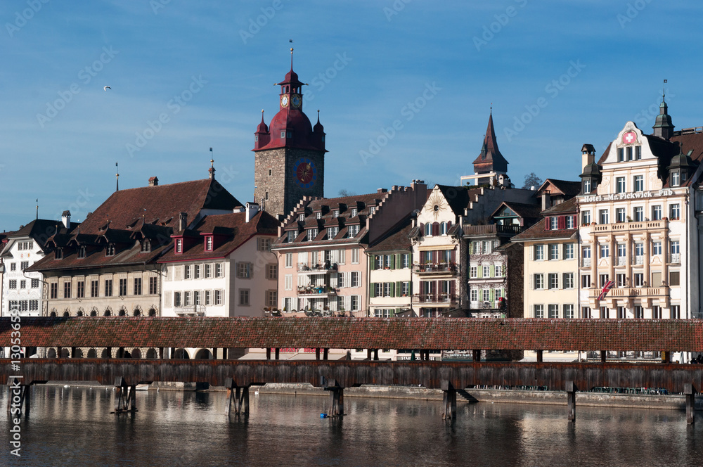Svizzera, 08/12/2016: lo skyline della città medievale di Lucerna, famosa per i suoi ponti di legno coperti, con vista del Ponte della Cappella e della torre dell'orologio 