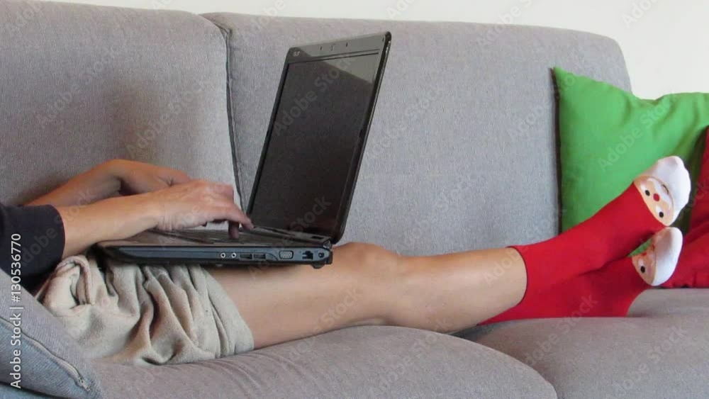 donna durante le vacanze natalizie al computer