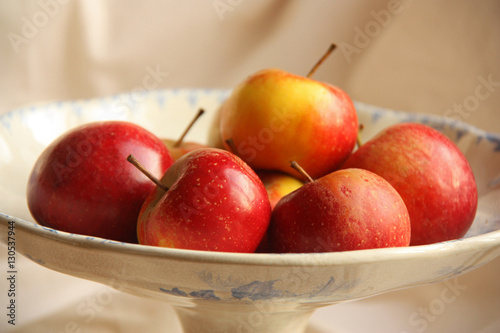 Petites pommes rouge et jaune dans une coupe