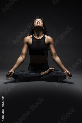 Obraz na płótnie Beautiful Indian woman in yoga pose w salonie