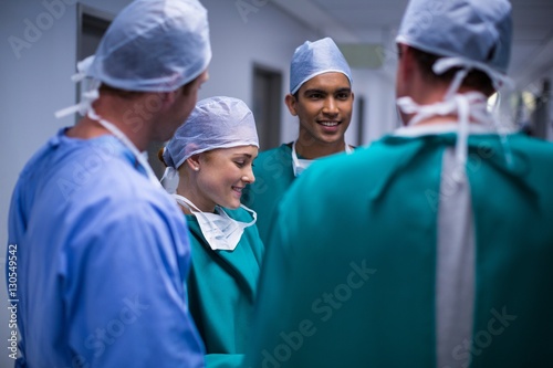Surgeons having discussion in corridor © WavebreakMediaMicro