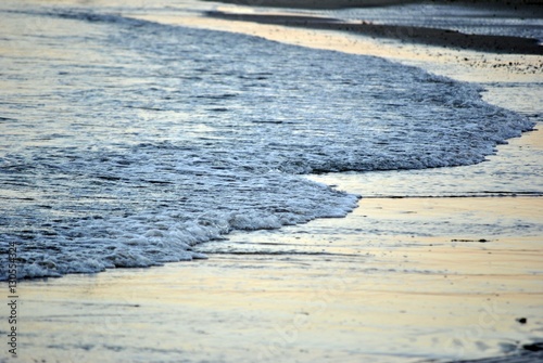 schiuma blu del mare sulla spiaggia in inverno