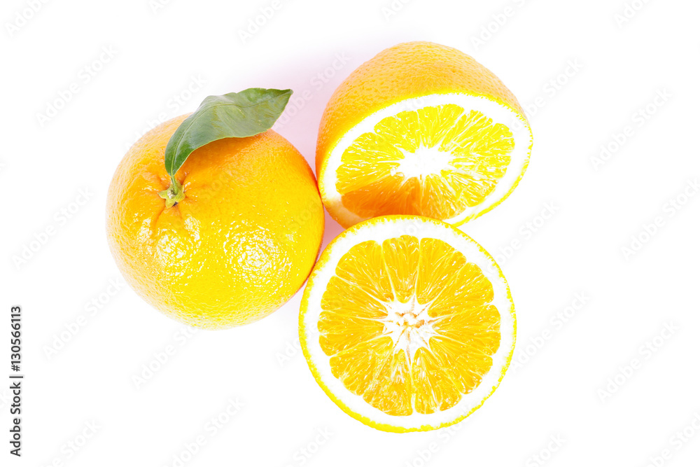Fototapeta premium saftige Orange vor weißem Hintergrund
