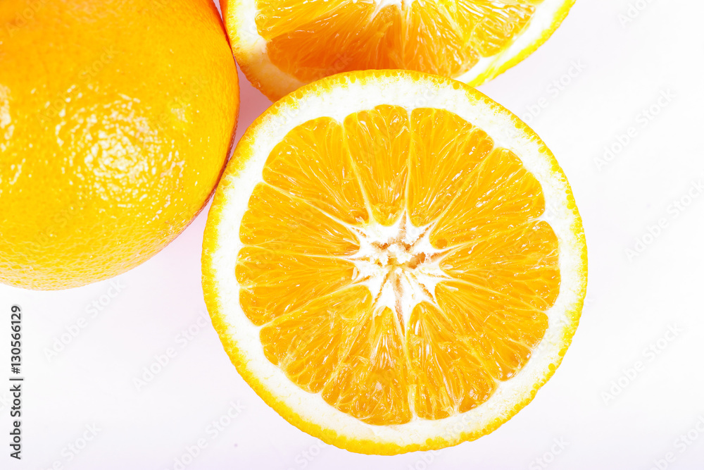 Fototapeta premium saftige Orange vor weißem Hintergrund