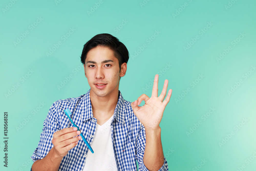 歯ブラシを持つ男性

