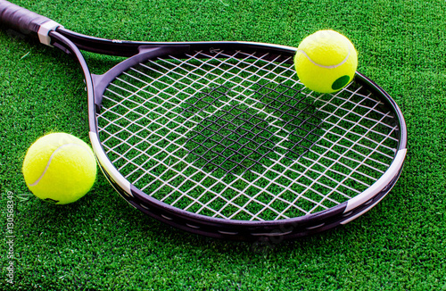 tennis racket on green background close up © 279photo