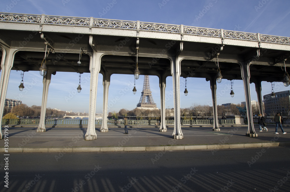 panorama pont bir-hakeim détail avec la tour eiffel paris en fond 2nd plan panorama pont bir-hakeim détail avec la tour eiffel paris en fond 2nd plan
