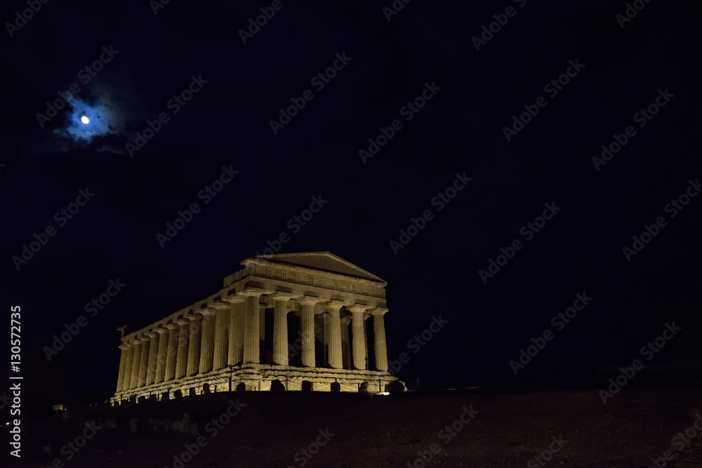Obraz premium Tempio della Concordia di notte. Parco archeologico della Valle dei Templi, Agrigento / Sicilia IT