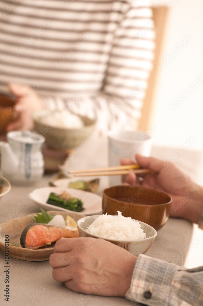 食事をするシニア夫婦の手元