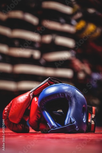 Quadro em tela Boxing gloves and headgear in boxing ring