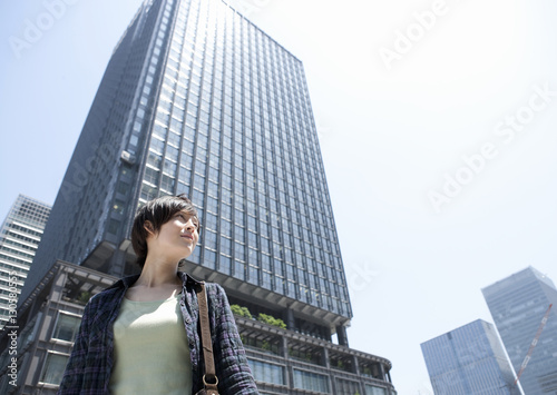 Canvas Print Young woman in street