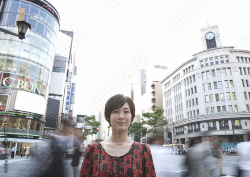 Canvas Print Young woman in street