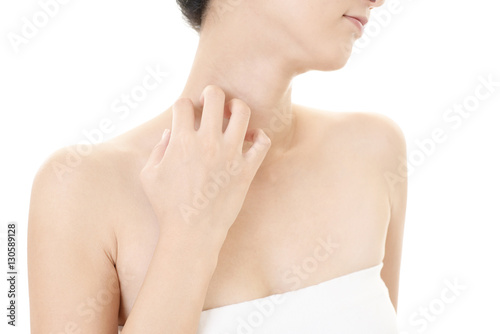 首を掻く女性