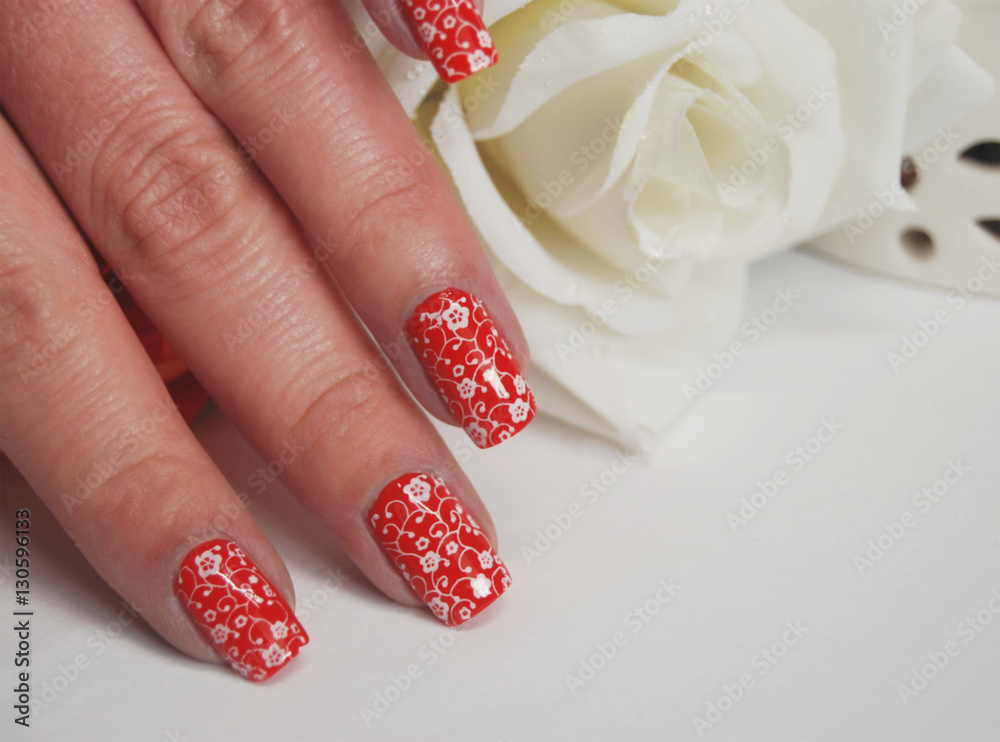 Nageldesign: Florales Muster Weiß auf Rot Stock-Foto | Adobe Stock