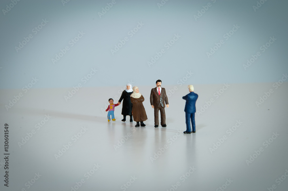 Einwanderung, Familie und Mann im Anzug Einwanderung, Familie und Mann im Anzug