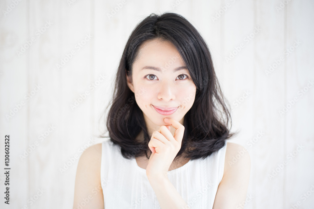 考える女性 考える女性