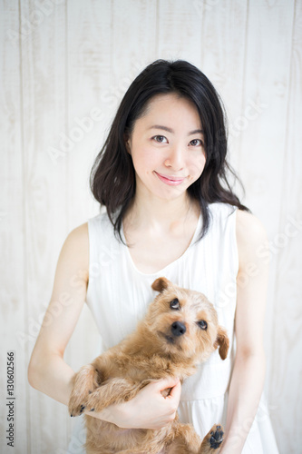 犬を抱いた女性