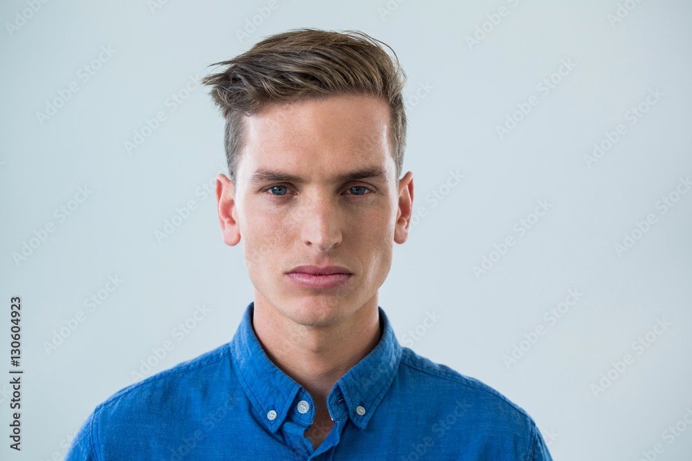 Obraz premium Close-up of man in blue shirt