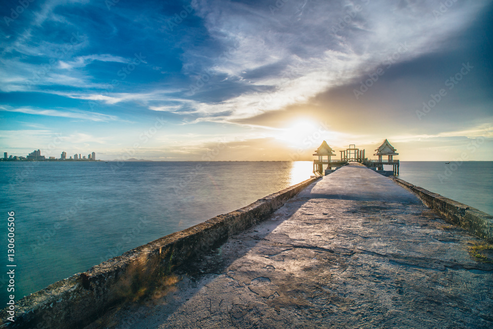 Obraz premium Beautiful sunset sky over jittapawan baddish Temple on the sea, Thailand landmark