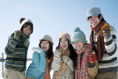 雪原で微笑む若者たち