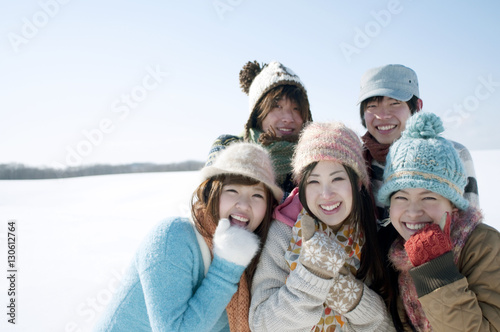雪原で微笑む若者たち