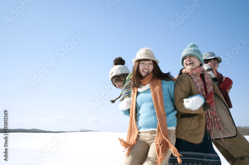 雪原でおしくらまんじゅうをする若者たち