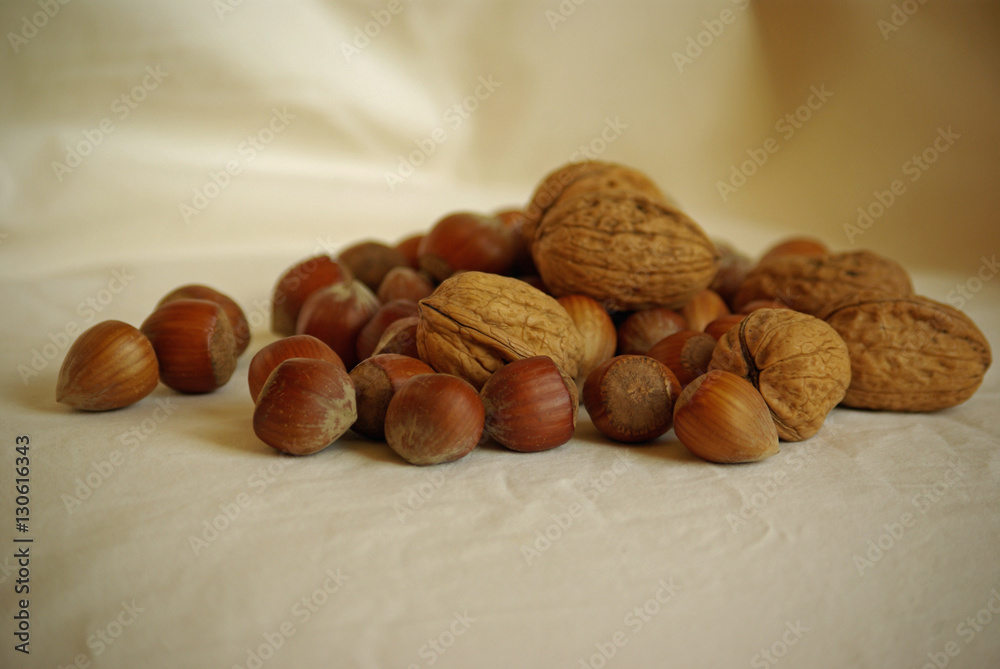 Noisettes et noix sur un coin de table en hiver Noisettes et noix sur un coin de table en hiver