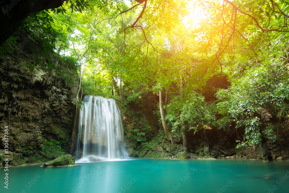 Fototapeta premium Erawan Waterfall to piękny wodospad w wiosennym lesie w Ka