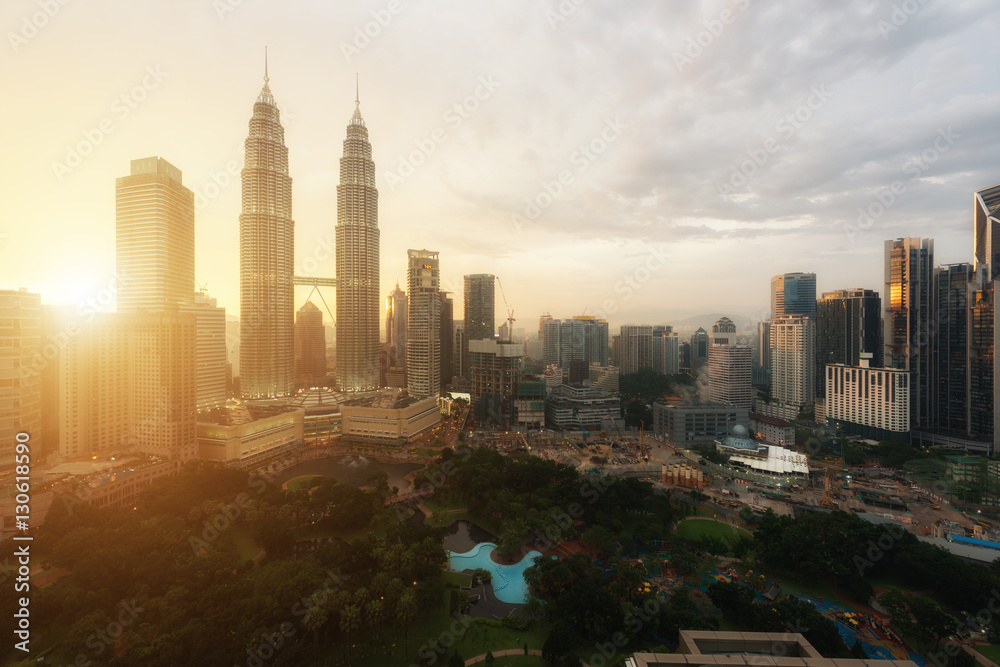 Fototapeta premium Panoramę Kuala Lumpur i wieżowiec podczas zachodu słońca w Kuala Lumpur