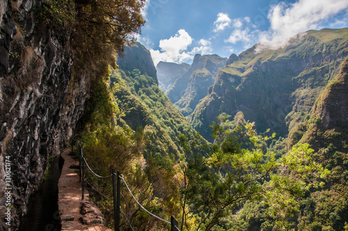 Levadawanderung zum Wasserfall Caldeirao Verde auf Madeira- Ausblick in die Bergwelt photo