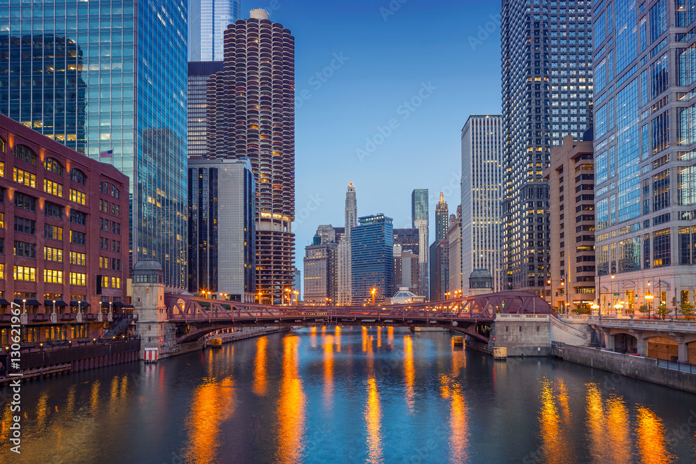 Naklejka premium Chicago Downtown. Obraz pejzażu miejskiego centrum Chicago podczas zmierzchu niebieski godzinę.