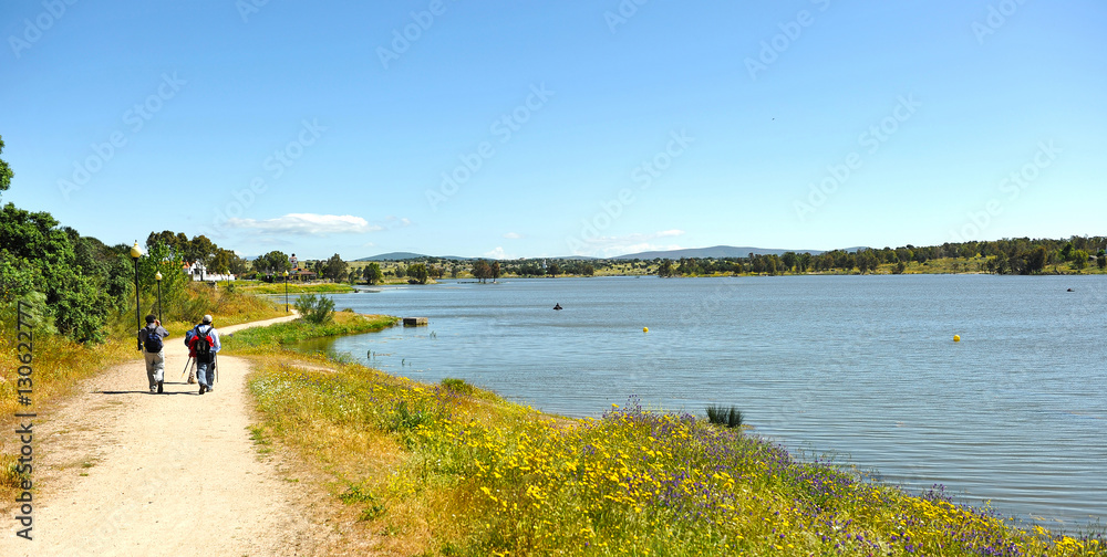 Peregrinos en el embalse de Proserpina, Vía de la Plata, Camino de Santiago en Badajoz, España