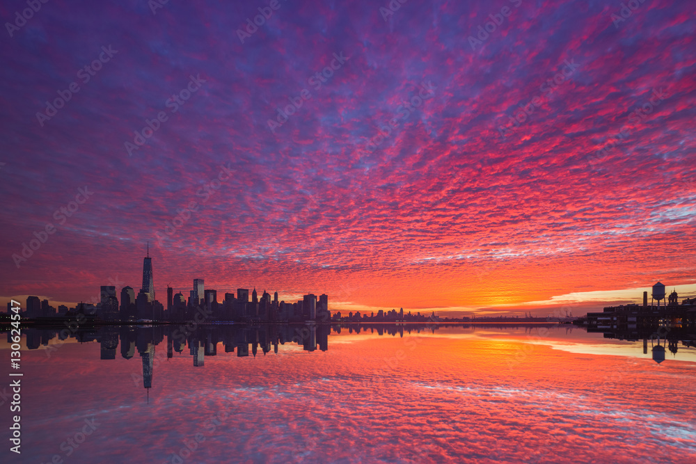 Vibrant sunrise over Manhattan  - obrazy, fototapety, plakaty 