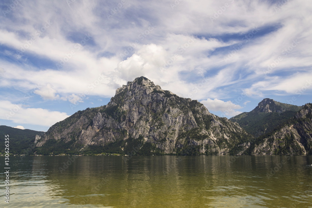 Obraz premium Traunstein Mountain on bank of lake Traunsee in Salzkammergut, Austria
