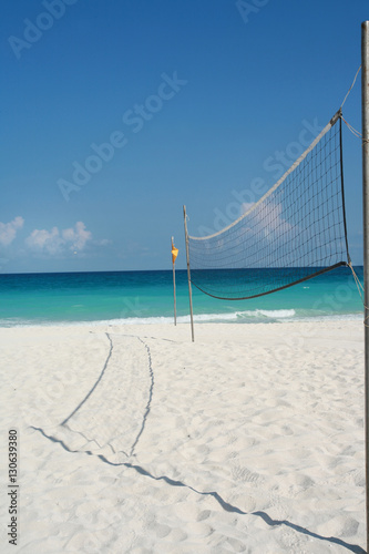 Fototapeta Naklejka Na Ścianę i Meble -  filet de volley sur une belle plage