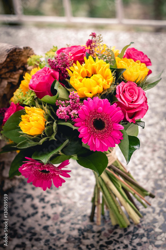 Fototapeta Naklejka Na Ścianę i Meble -  Bouquet of sun flowers and roses