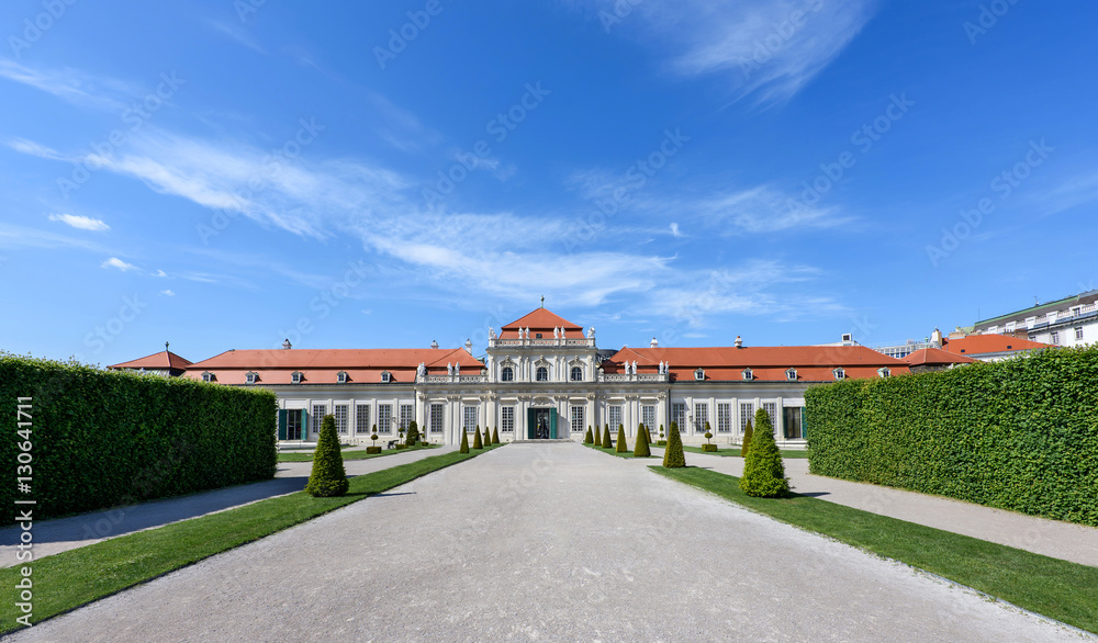 Photo view on lower belvedere palace and garden with statue, vienna, austria