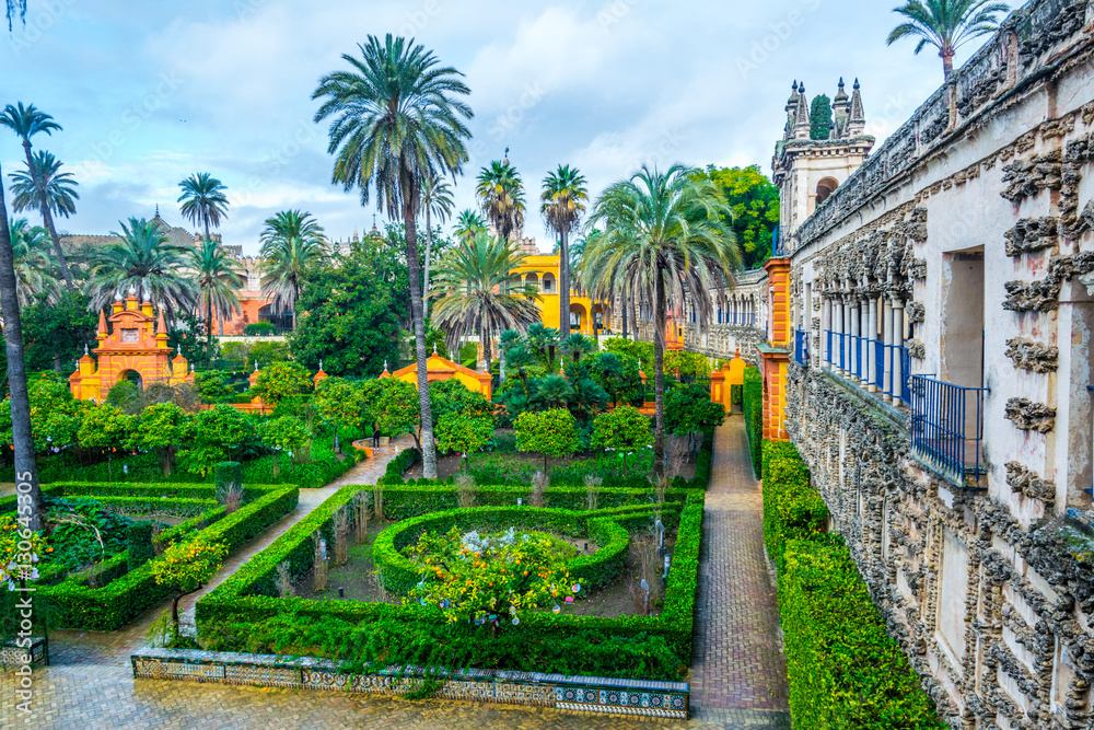 Obraz premium widok na ogród prawdziwego pałacu alcazar w hiszpańskim mieście sewilla