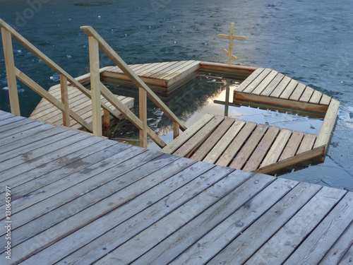 Fotografi Wooden baptismal font for Epiphany bathing at the lake