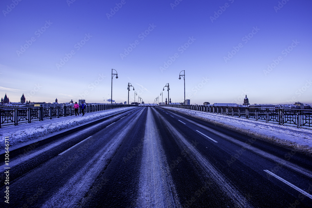 Mitten auf der Theodor-Heuss-Brücke über den Rhein an einem Wintermorgen